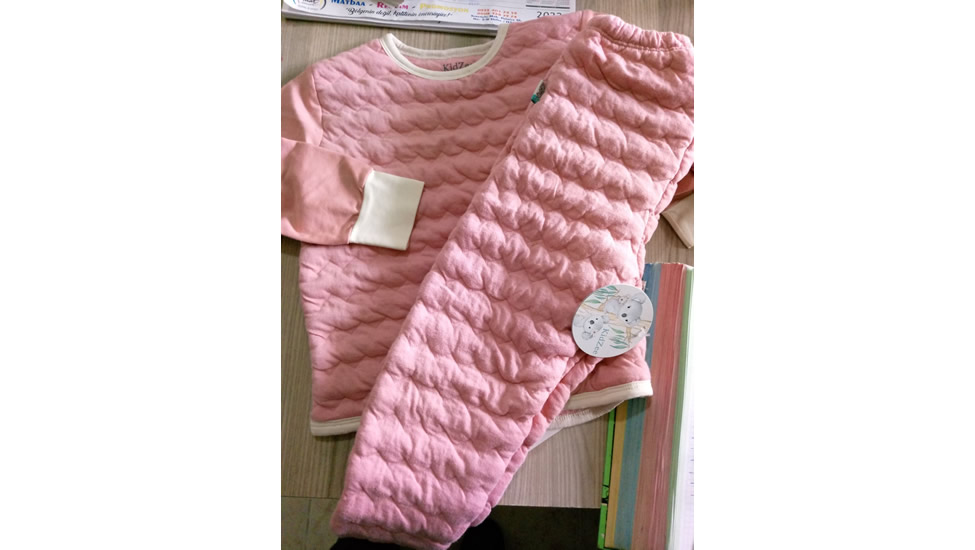 Konteyner kentlerde ihtiyaç sahibi çocuklarımıza pijama ve tulum dağıtımı yaptık.