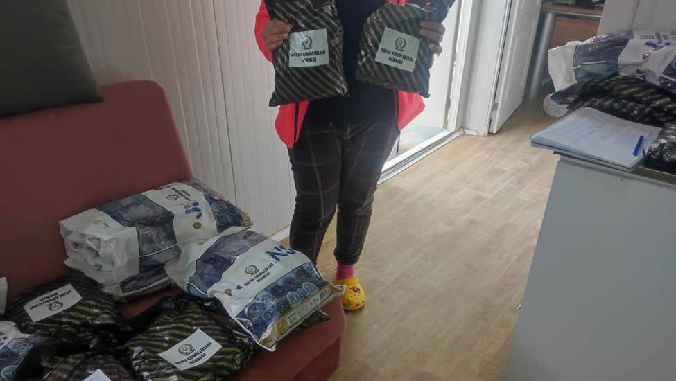 Konteyner kentlerde ihtiyaç sahibi çocuklarımıza pijama ve tulum dağıtımı yaptık.