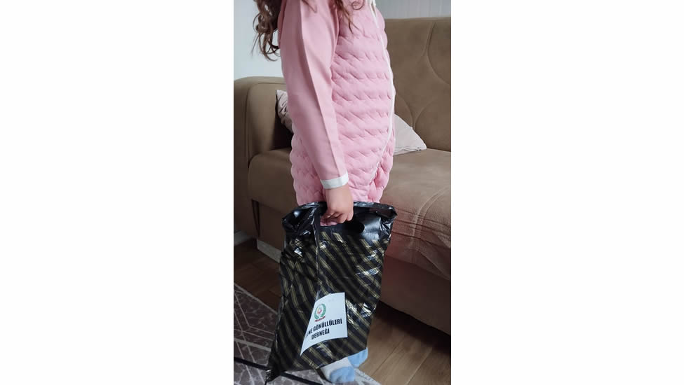 Konteyner kentlerde ihtiyaç sahibi çocuklarımıza pijama ve tulum dağıtımı yaptık.